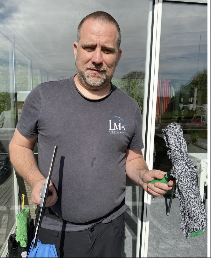 Kristopher på LM Fönsterputs med skrapa och putsdyna i händerna