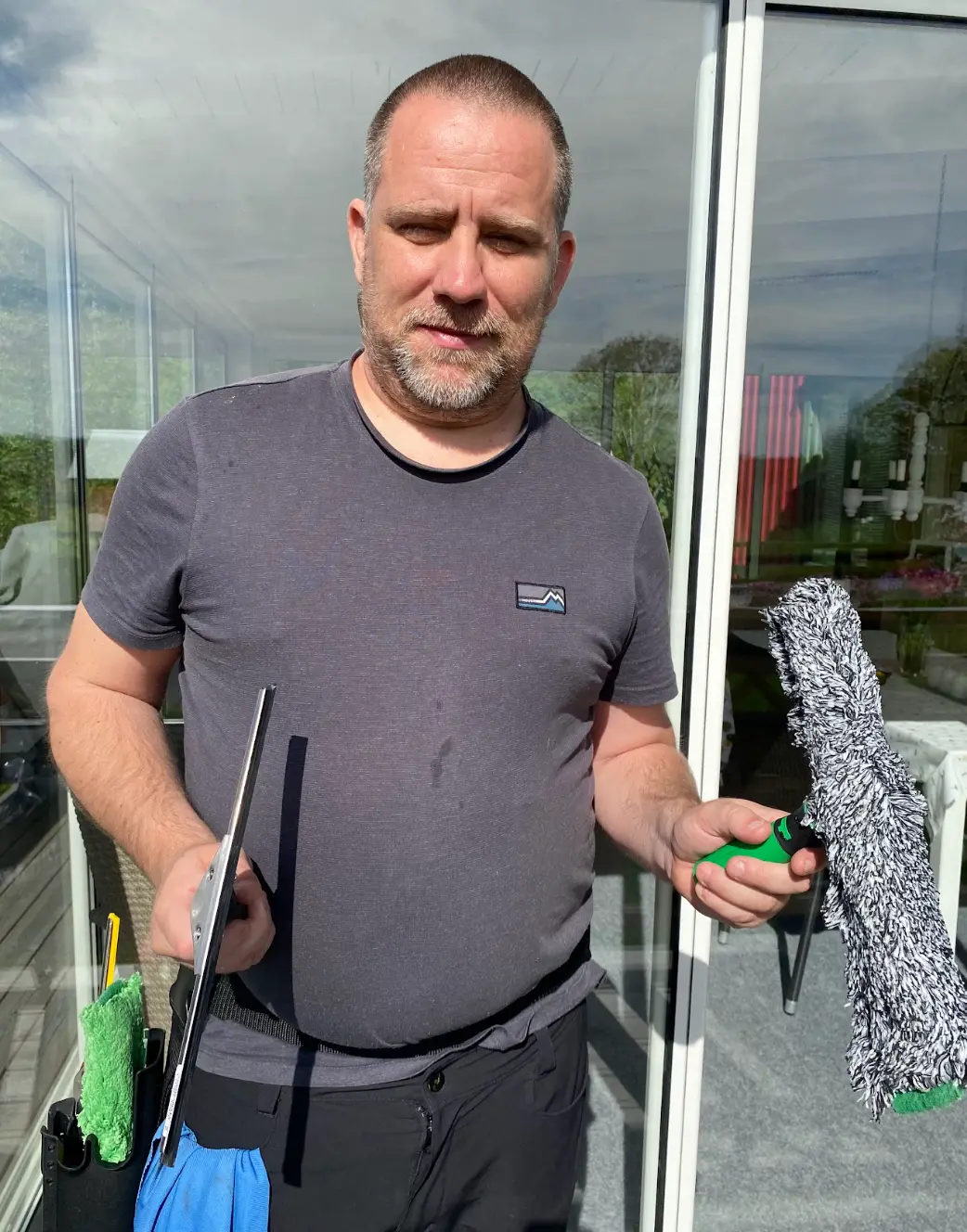 Kristopher på LM Fönsterputs med skrapa och putsdyna i händerna